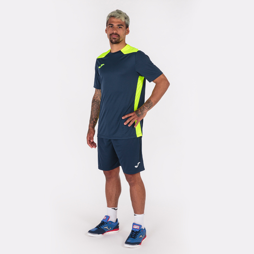 Camiseta Joma Championship de manga curta, azul marinho e amarelo fluorescente.