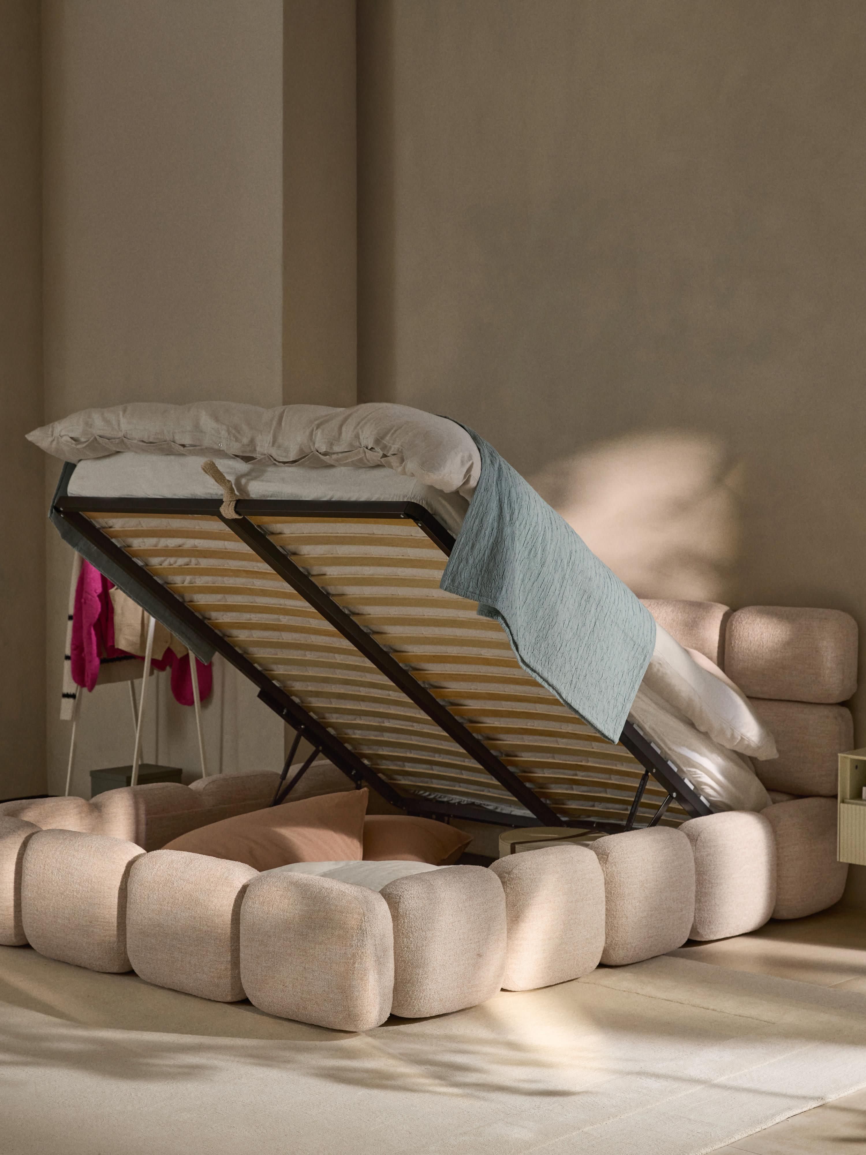 Gestoffeerd bed Tayla van bouclé met opbergruimte