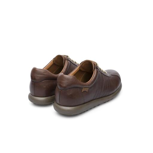 Sapatos femininos Camper de couro com cadarço na cor marrom.