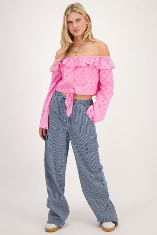Roze off-shoulder top met broderie en strikdetail