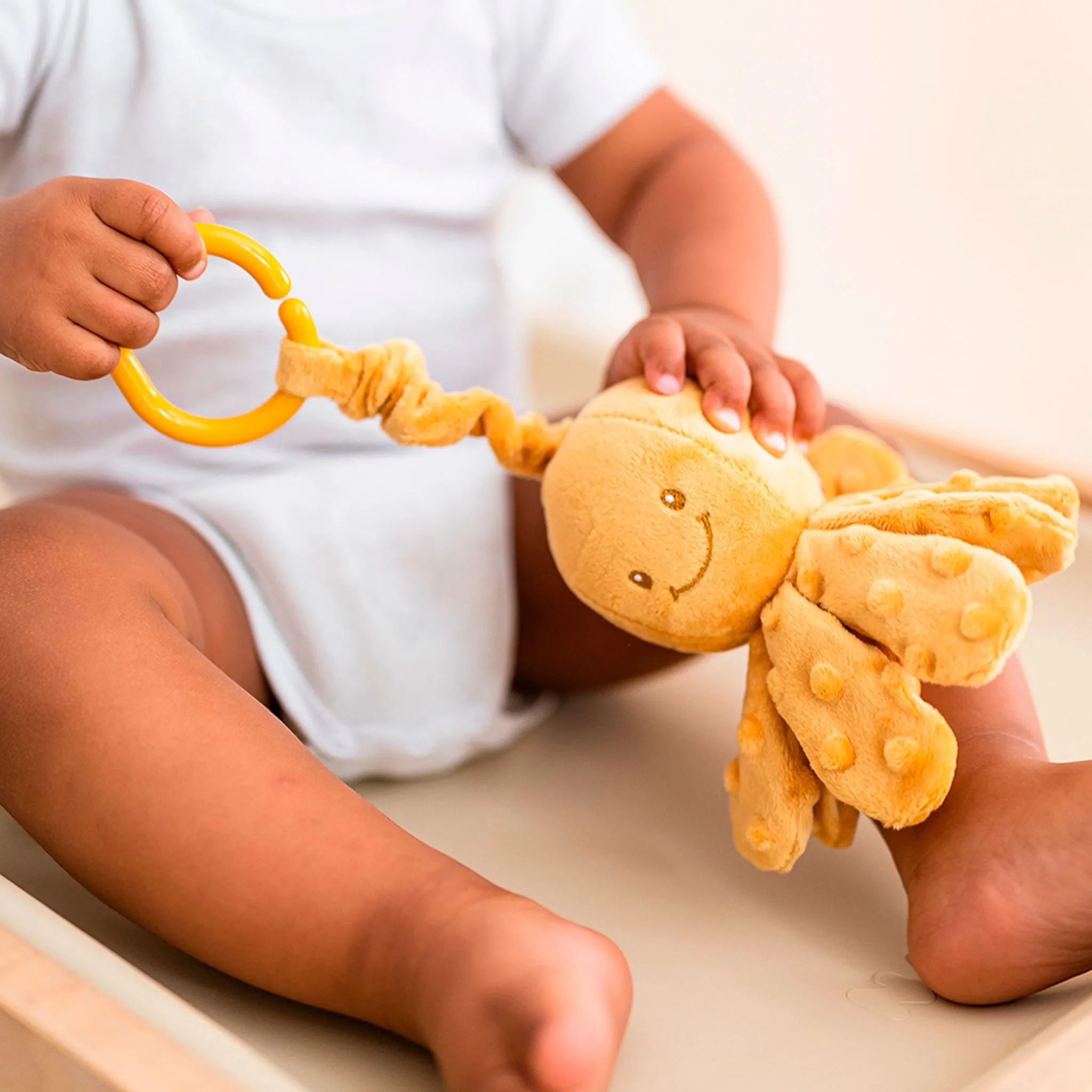 Nattou Peluche Hochet Pieuvre Vibrante - Ocre