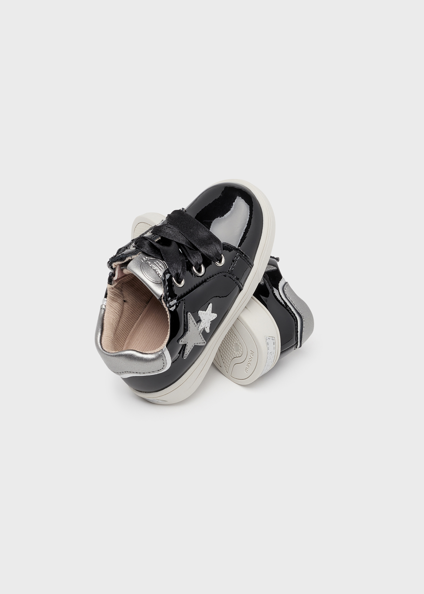 Sapatos esportivos de couro sustentável para bebês com cadarço