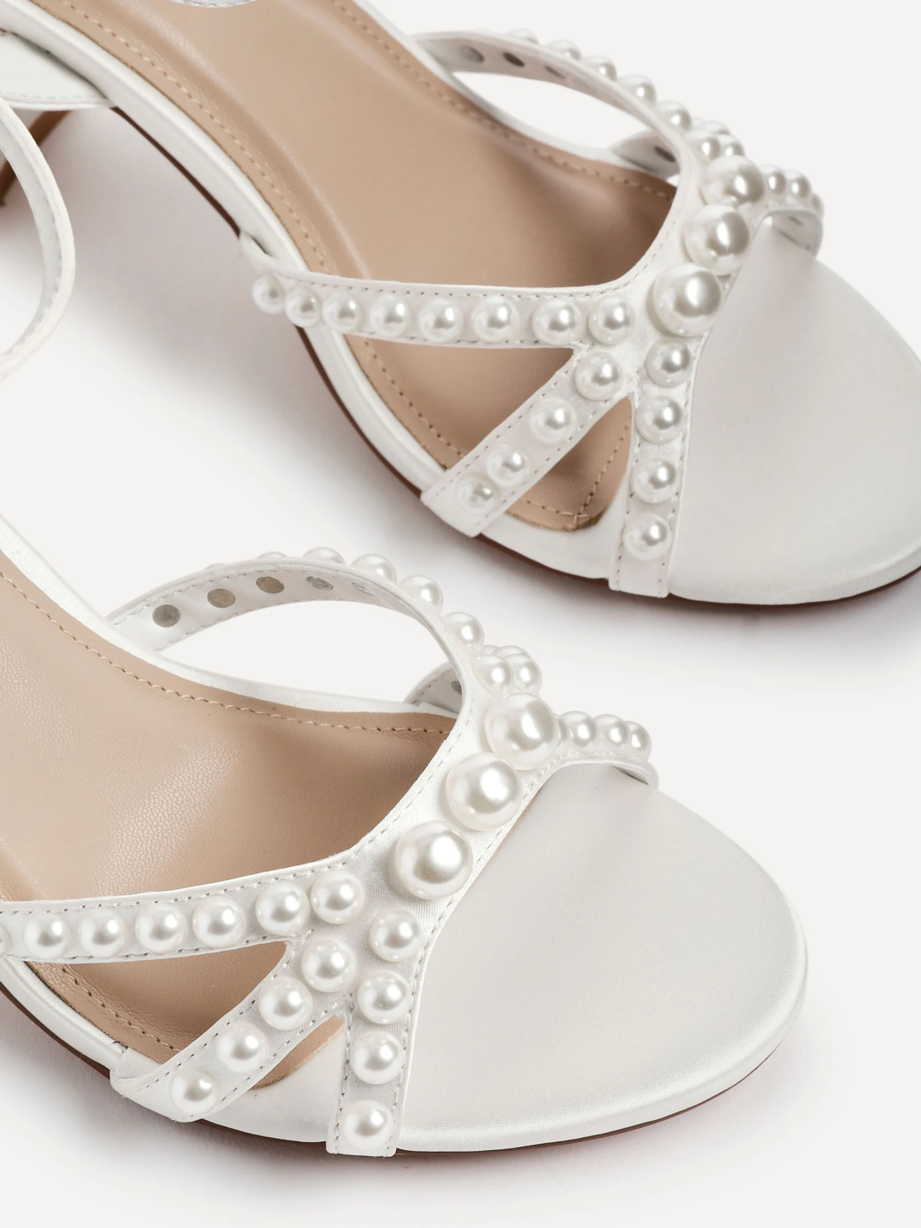 Linzi Enchanted sandalen met pareldetail aan de voorkant