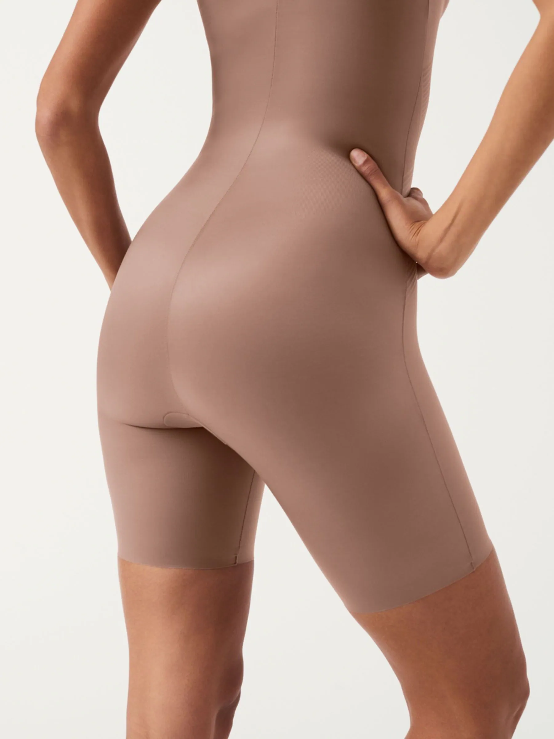 SPANX SPANXshape™ onzichtbare Bodysuit met open buste en halflange pijpen