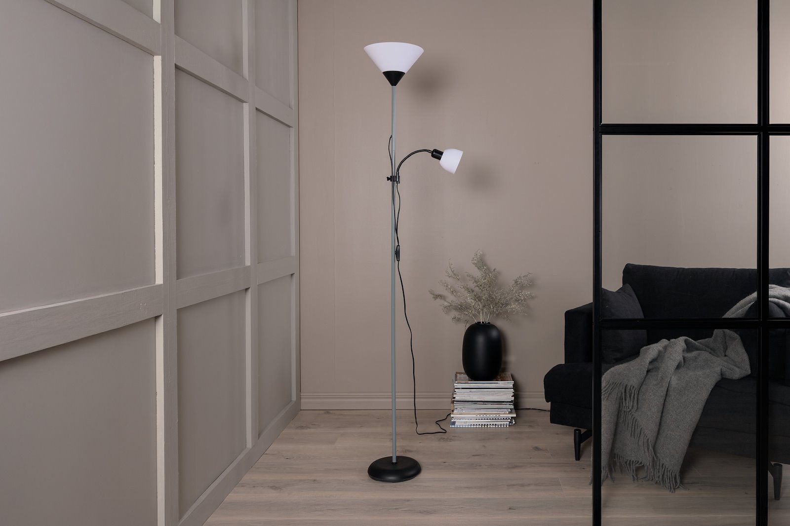 Bagasi gulvlampe Grå fot, hvit skjerm