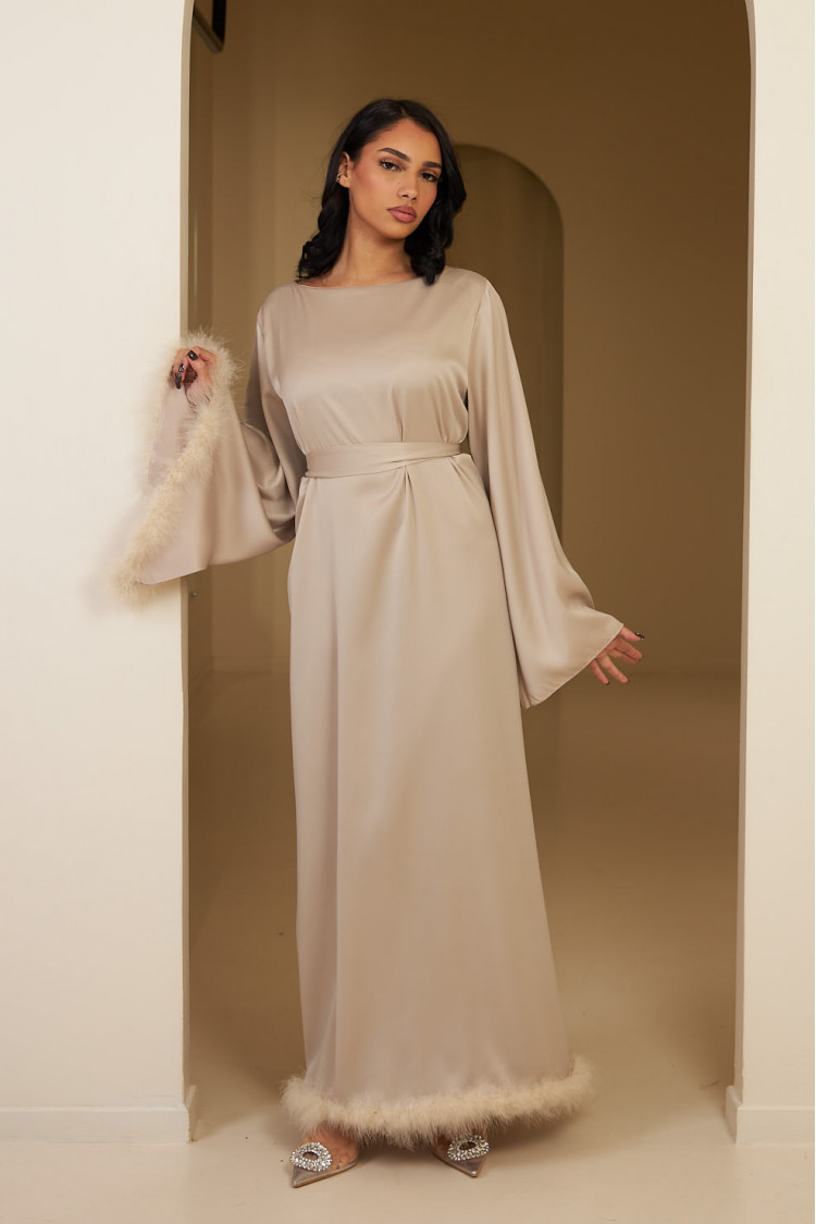 Robe longue beige satinée et ceinturée à plumes