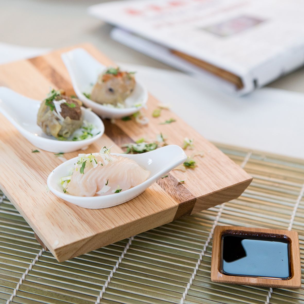 Sushiplankje met eetstokjes, rubberhout, 25 x 15,5 cm