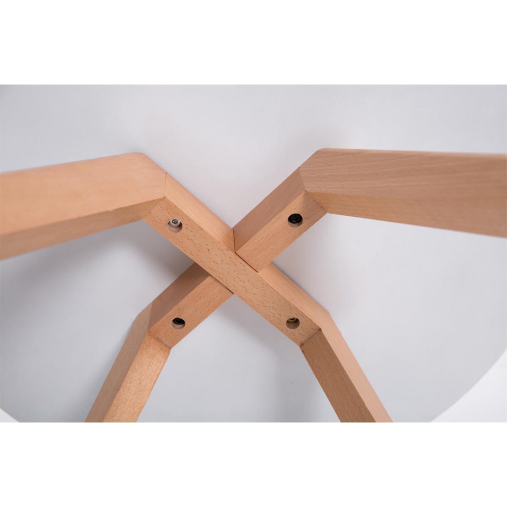 CLP Design-Beistelltisch EIRIK aus Holz I Runder Teetisch mit matt weißer Tischplatte I Kompakter Couchtisch mit Holzbeinen