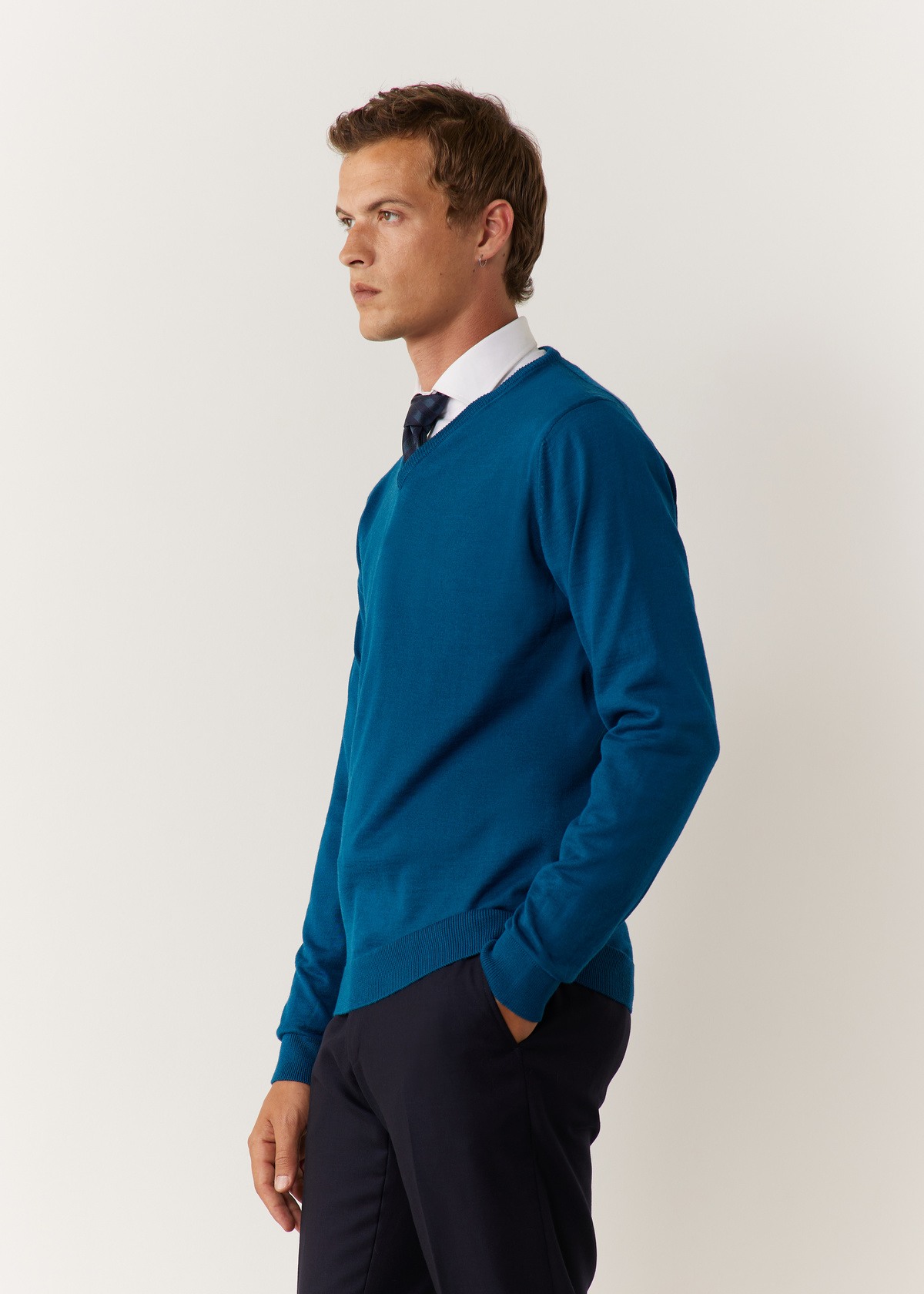 Pull col V en laine Mérinos mélangée unie bleu paon