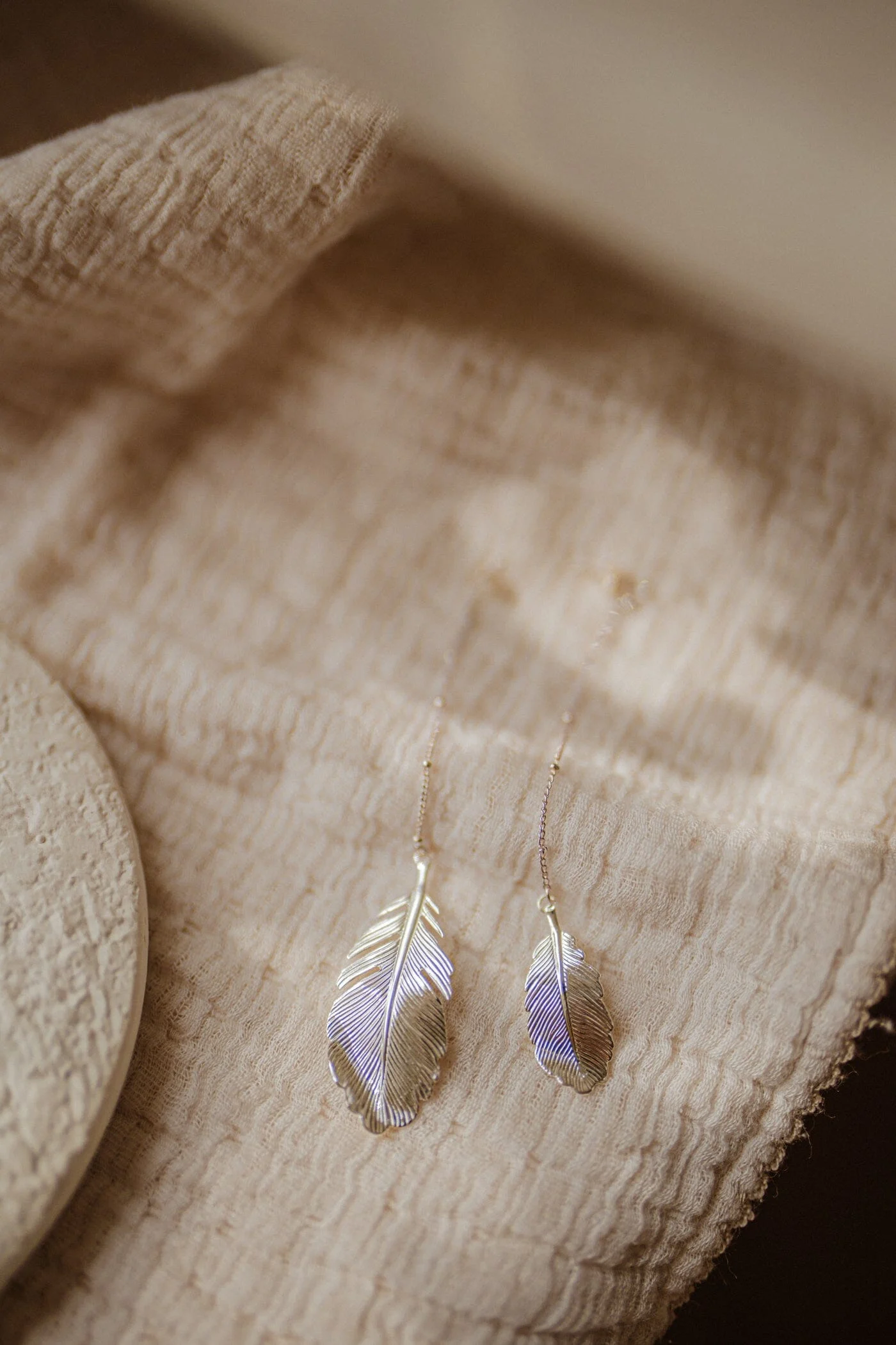 ZÉPHYR - Boucles d'oreilles pendantes feuilles doré à l'or fin | Argent