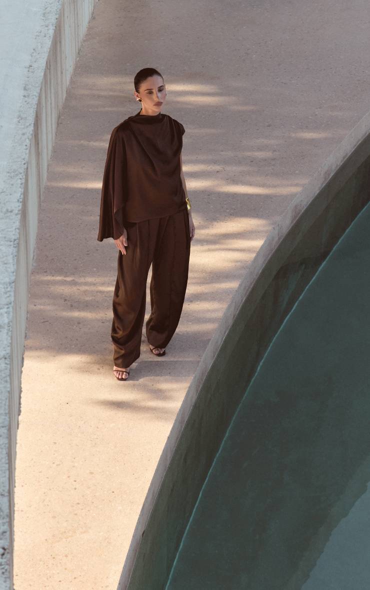 Dark Chocolate Pantalon À Détails De Panneaux En Satin