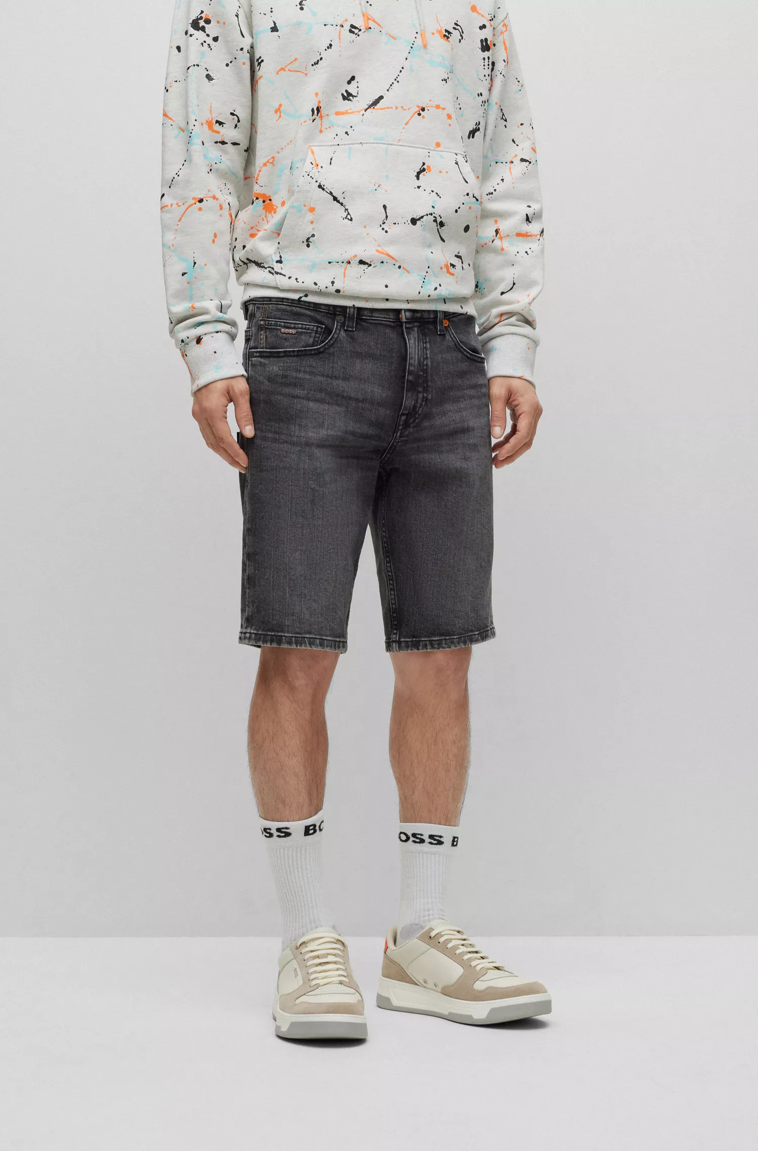 Shorts BOSS laranja, corte slim, em denim preto com elasticidade confortável.