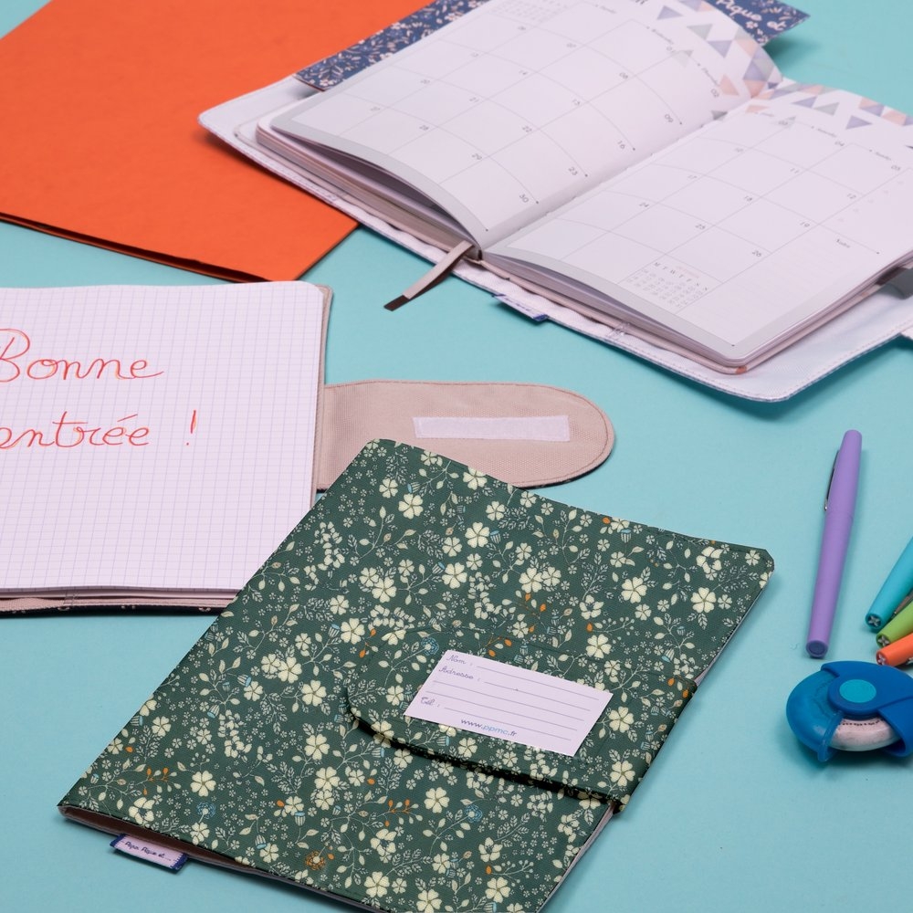 Protège Carnet De Santé Fleuri Kaki