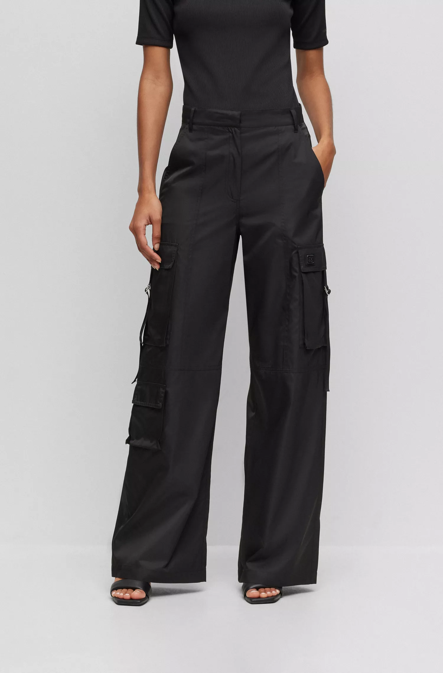 Calça cargo HUGO vermelha, modelagem relaxada, em cetim repelente à água.