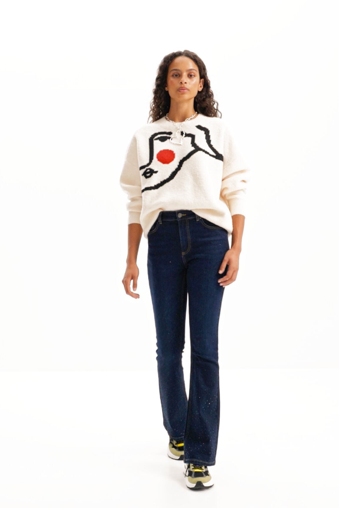 calça jeans flare com strass