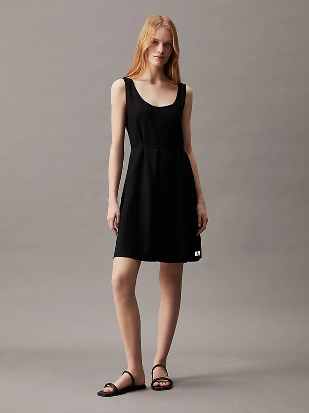 Vestido de sarja macia com nó na cintura.