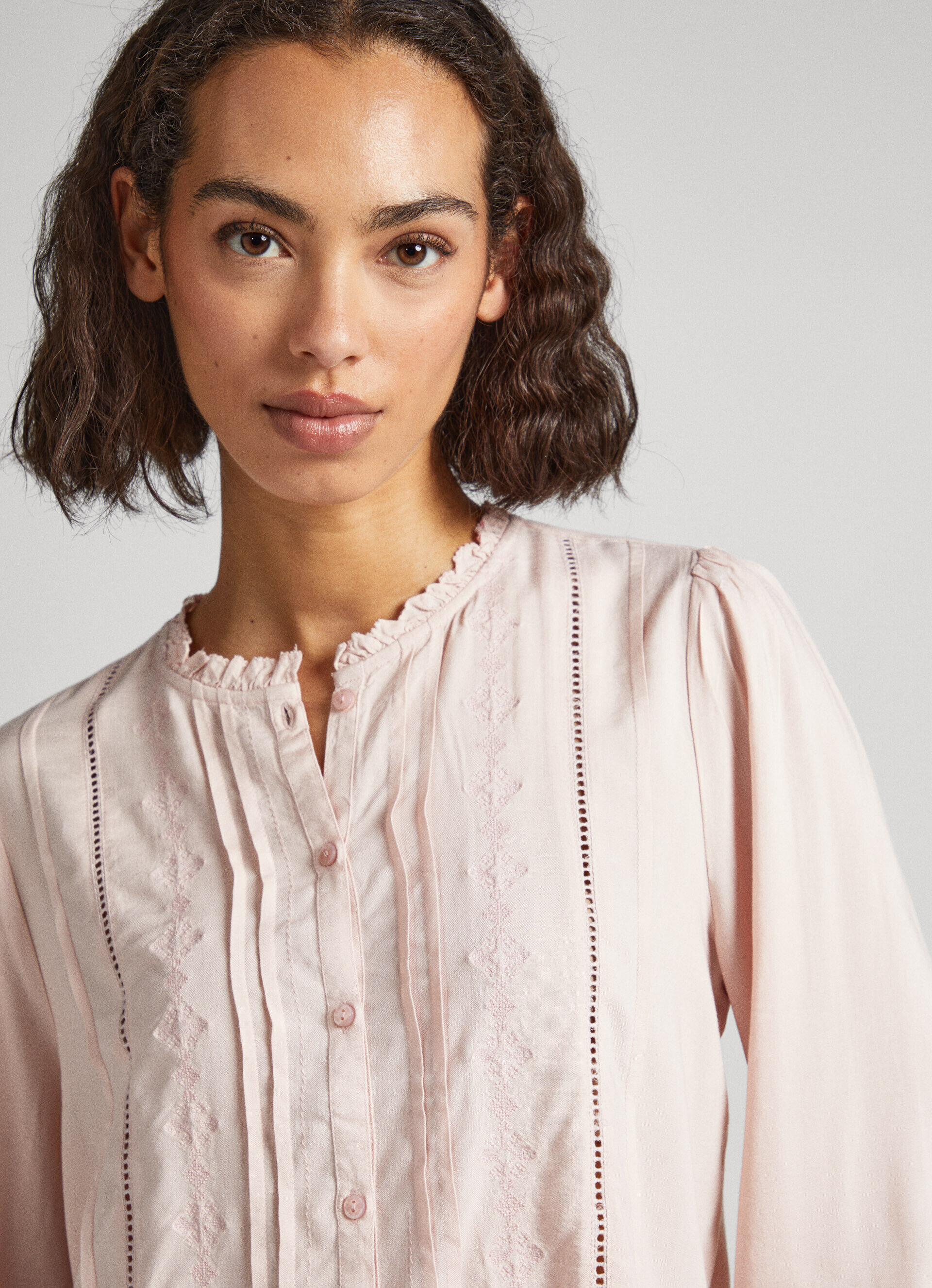 Blusa bordada com corte romântico - rosa acinzentado