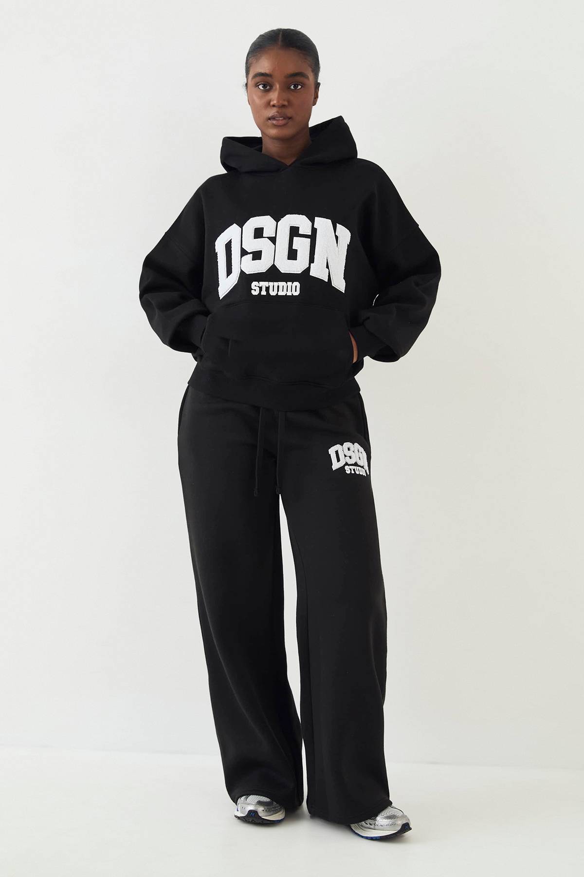 Jogging DSGN Studio en Tissu Éponge avec Appliqué Coupe Droite