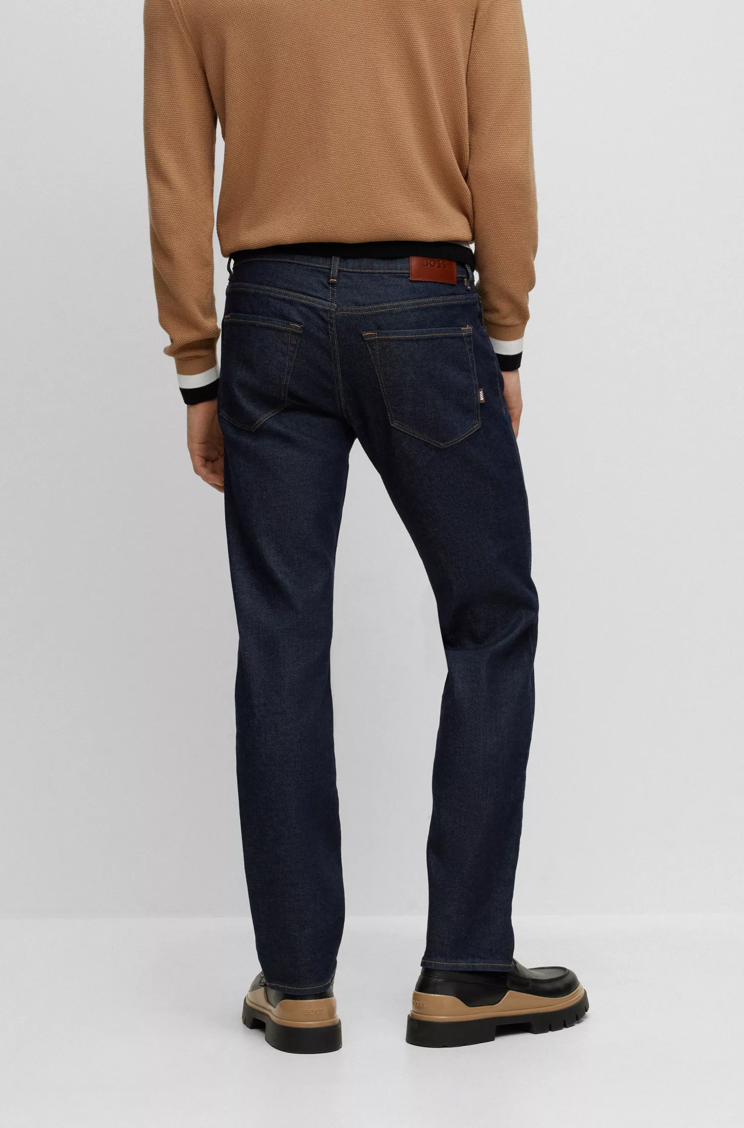 Calça jeans BOSS preta, corte regular, em denim azul-escuro com elasticidade confortável.