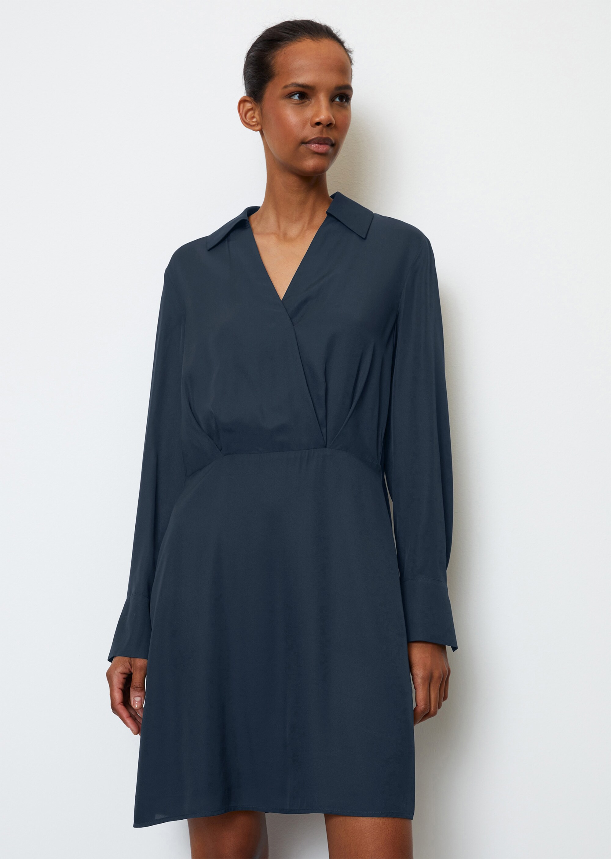 Kurzes Kleid in Wickel-Optik mit elastischer Rockansatznaht