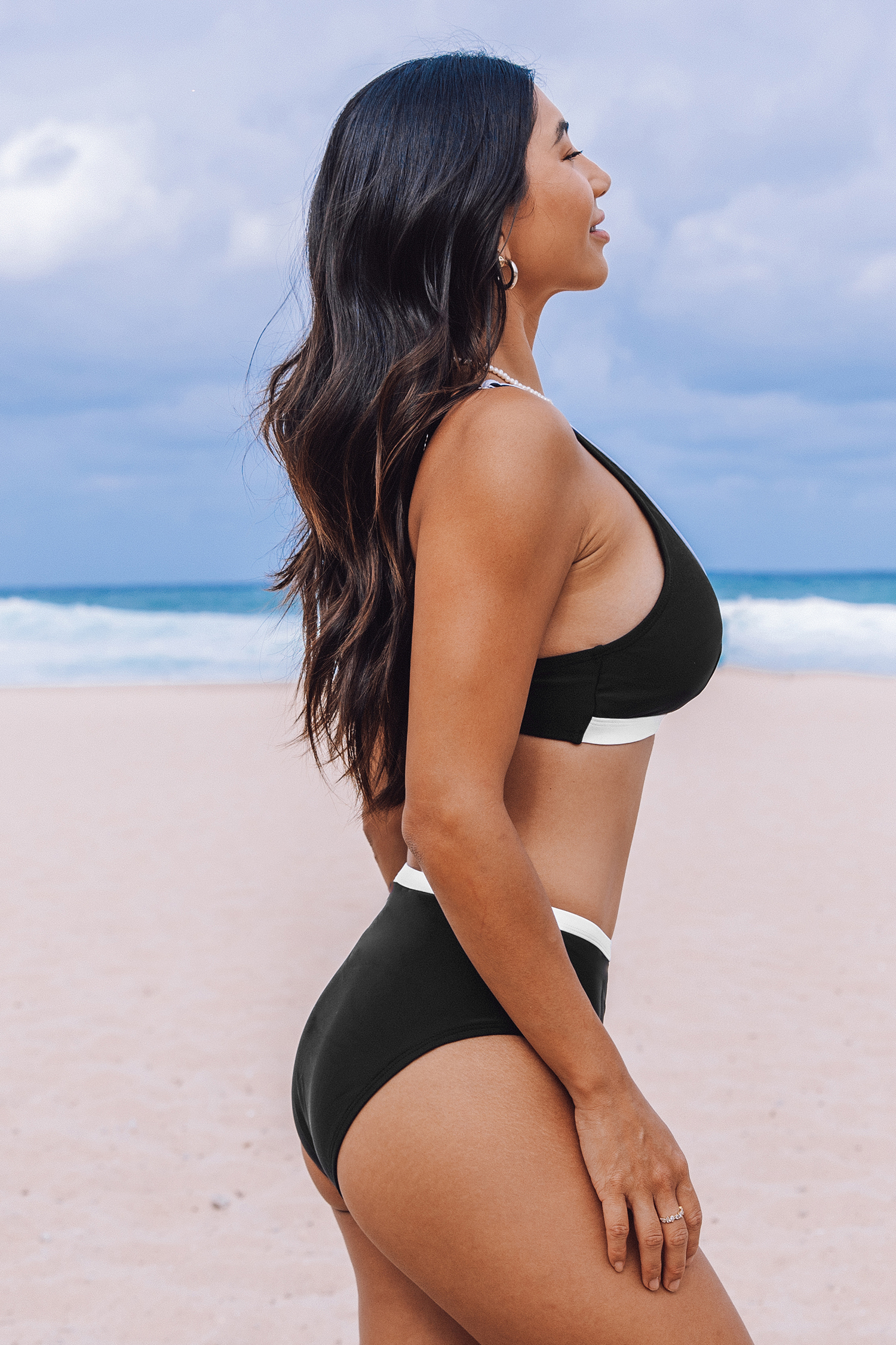 Bikini découpé et bas standard à bloc de couleur noir