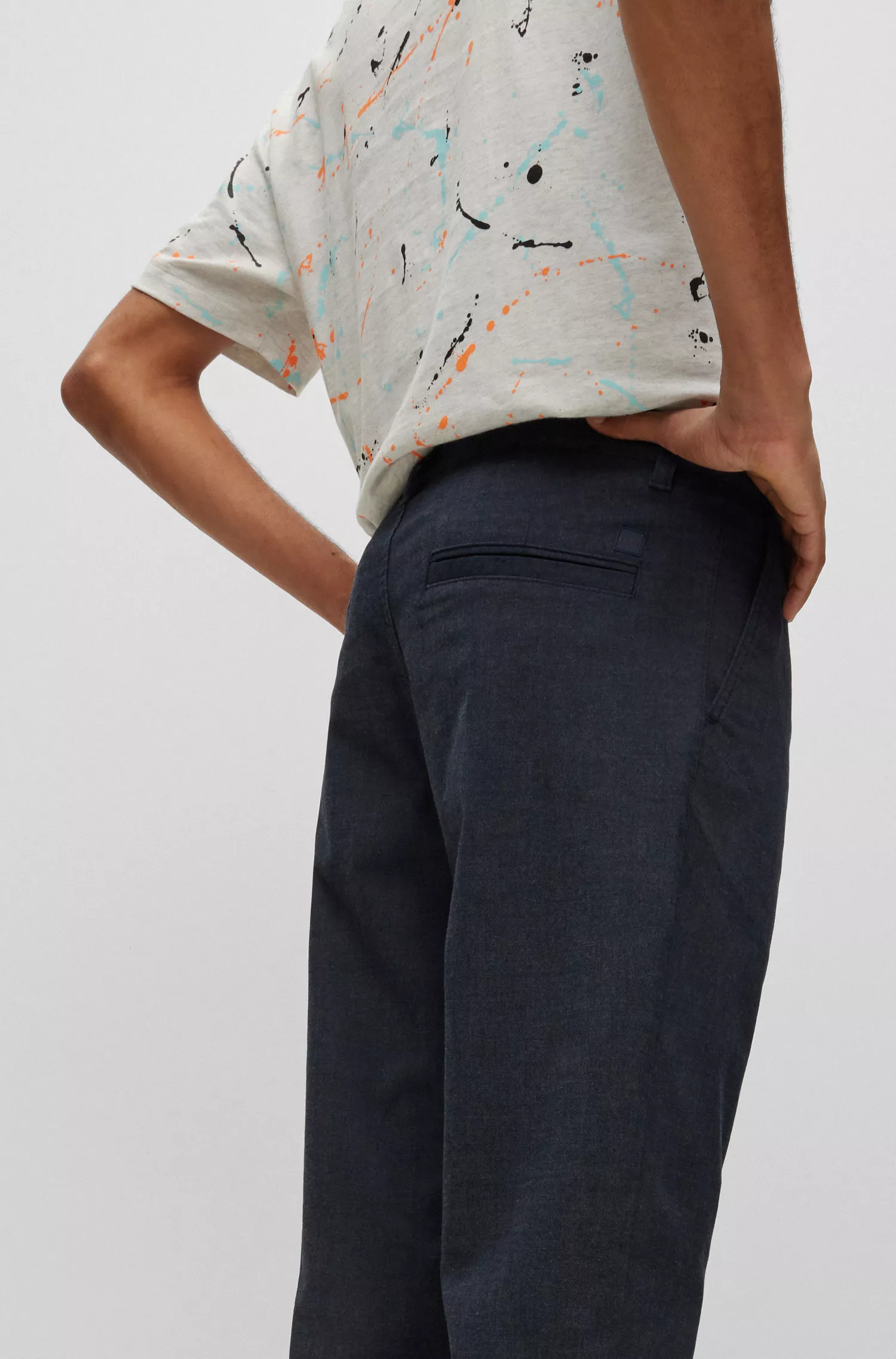 Calça BOSS laranja, corte slim, em tecido mesclado elástico.