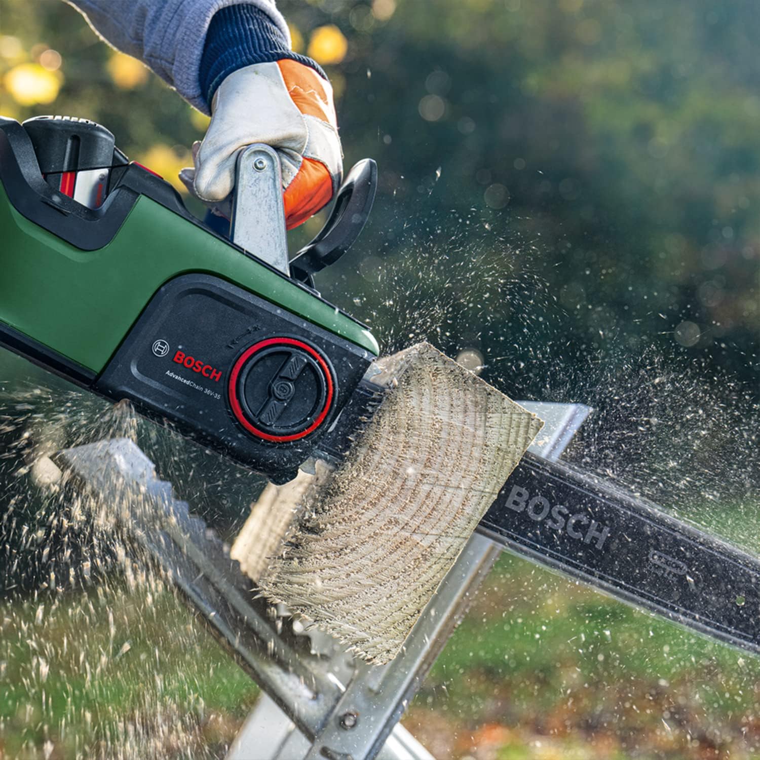 Bosch Akku-Kettensäge AdvancedChain 36V-35-40 (zum Schneiden durch härtestes Hartholz; 36 Volt System; Kettengeschwindigkeit: 14 m/s; ohne Akku)