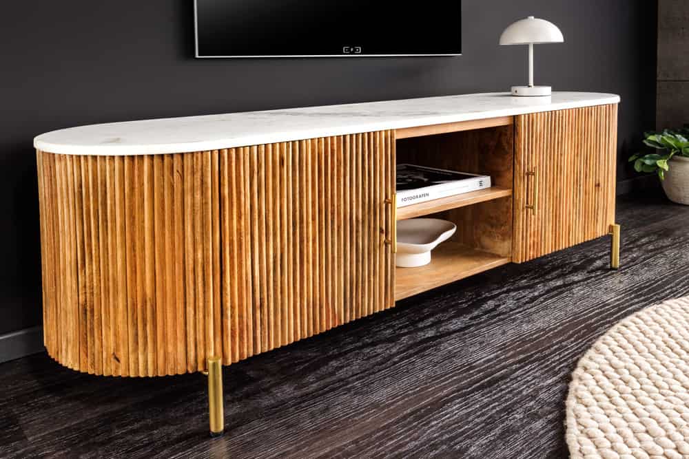 Massives TV-Board TRES CHIC 140cm natur Mangoholz weiß Marmor mit viel Stauraum