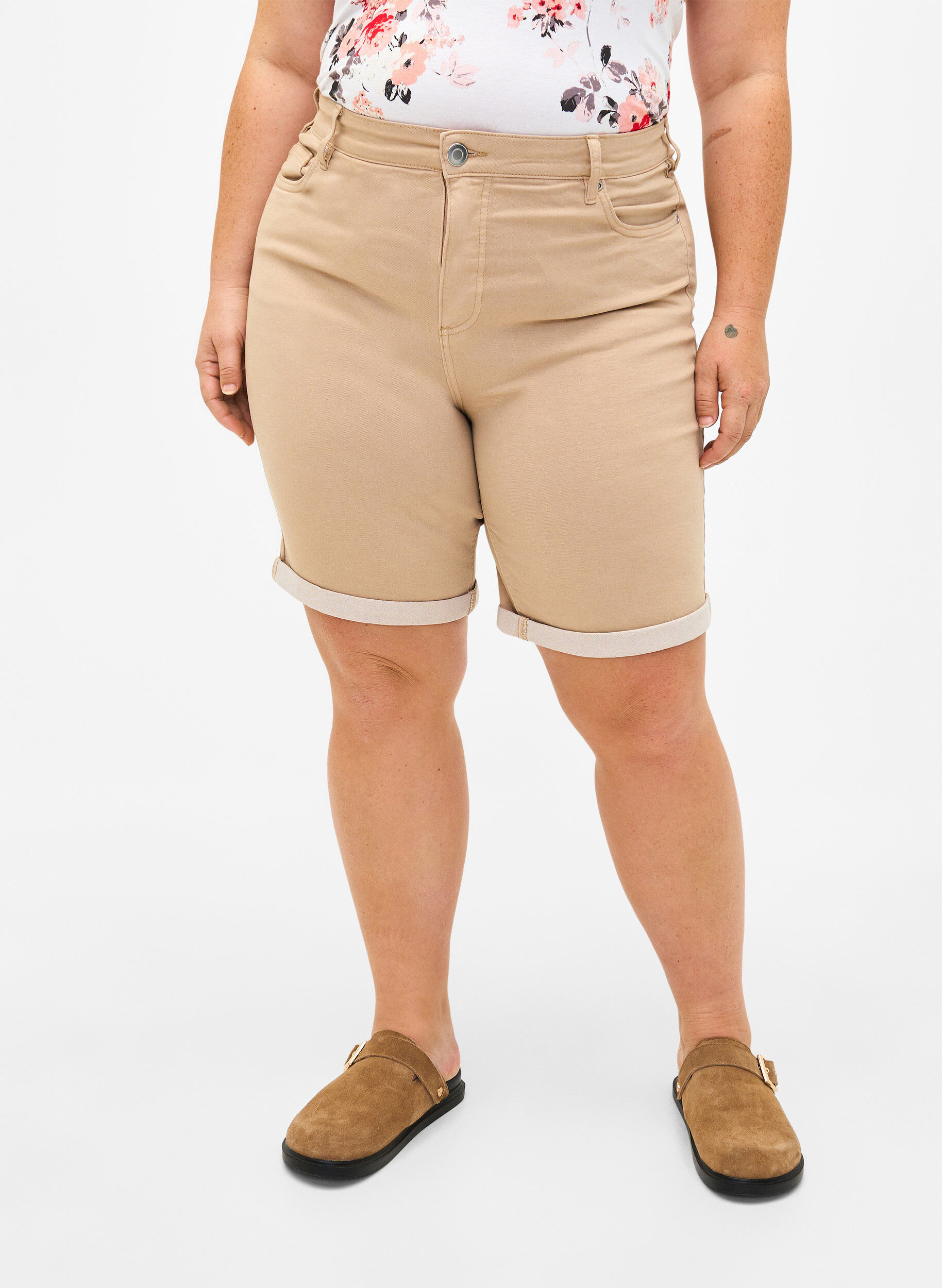 Tætsiddende denimshorts med høj talje