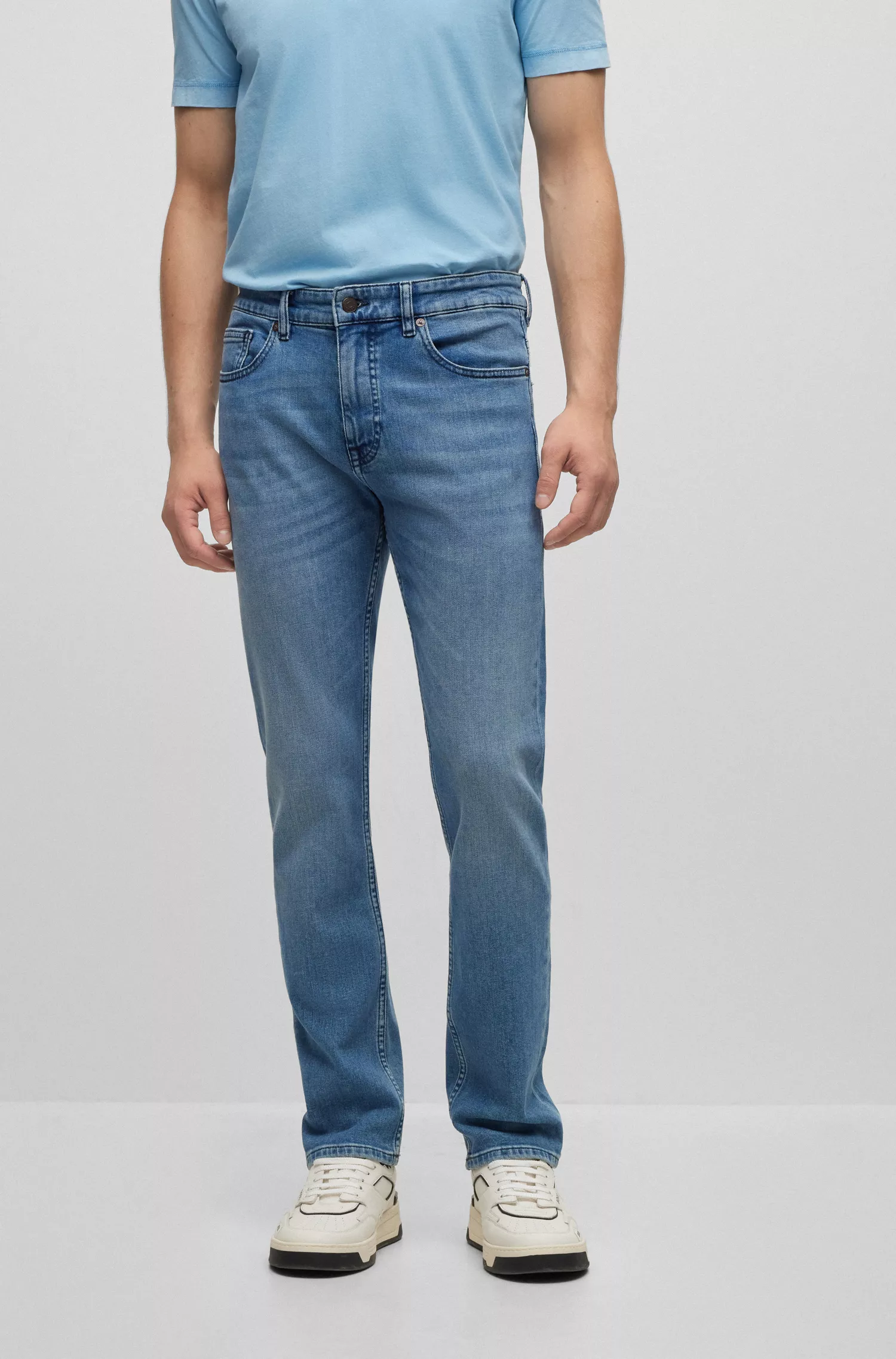 Calça jeans BOSS laranja, corte slim, em denim azul com elasticidade confortável.