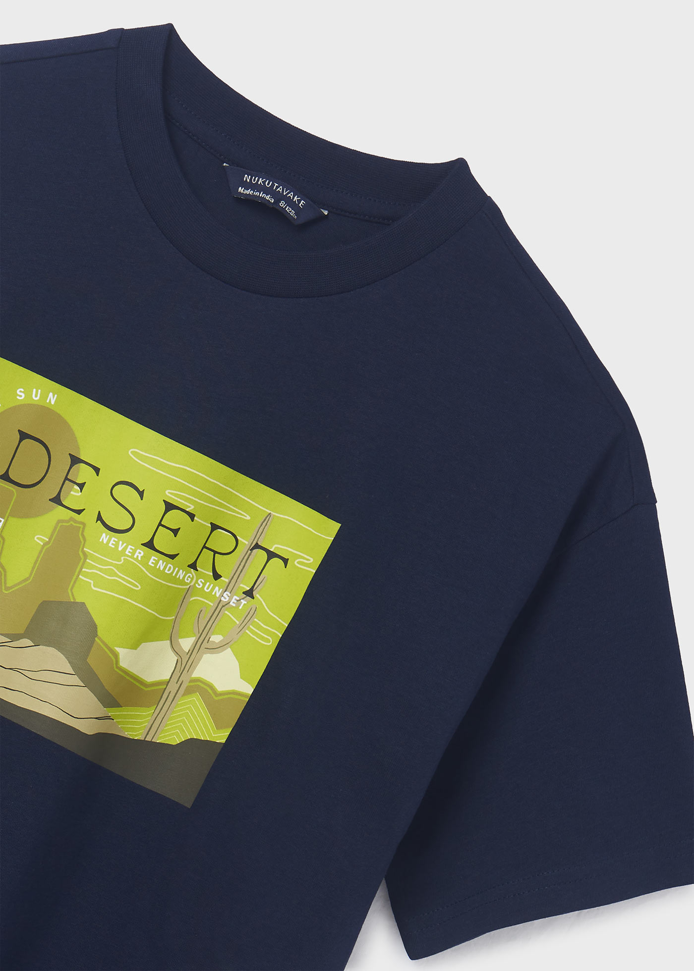 Camiseta infantil com estampa sustentável em algodão.