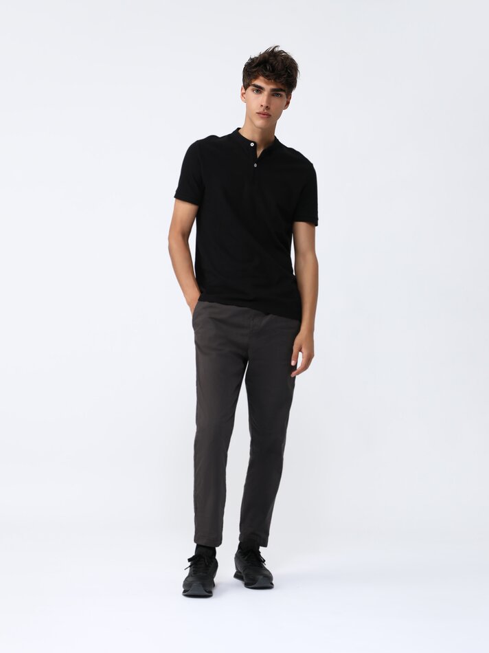 Camisa polo com gola mandarim - Preta