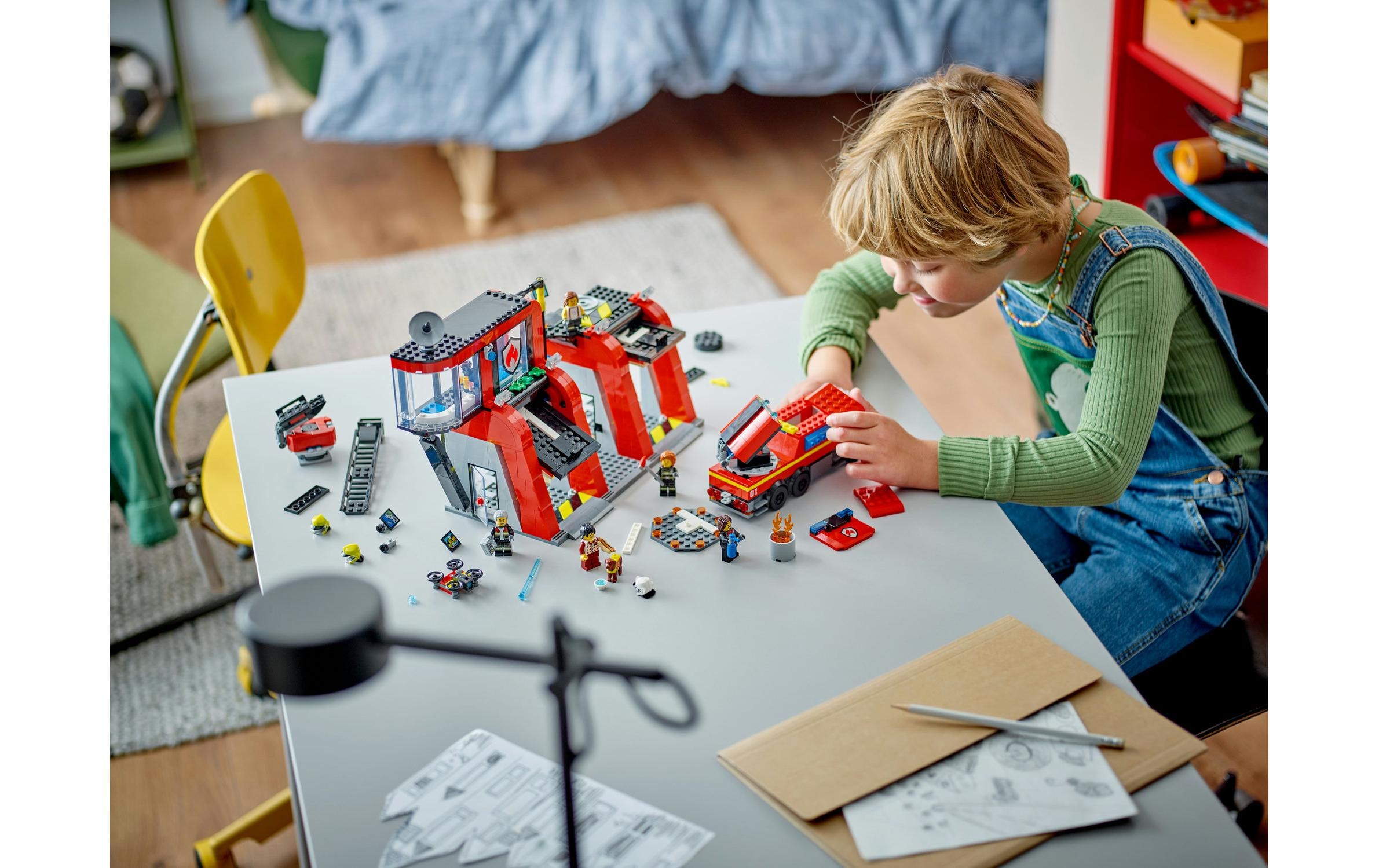 LEGO® Spielbausteine »Feuerwehrstation mit Drehleiterfahrzeug 60414«