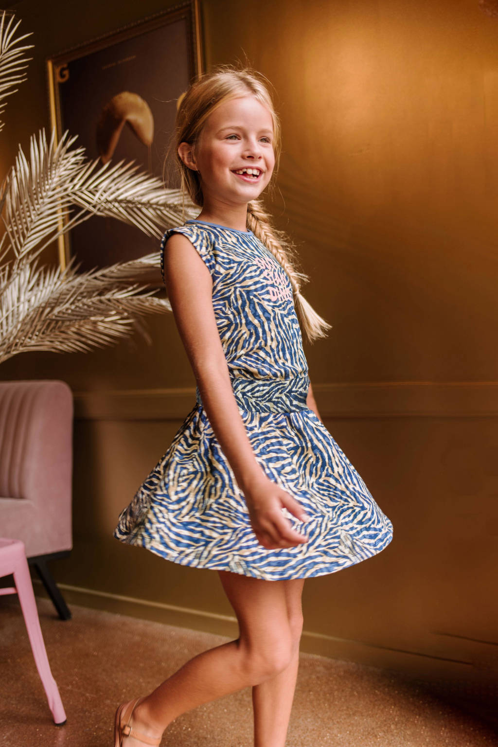 B.Nosy jurk B.Outstanding met all over print blauw/zand