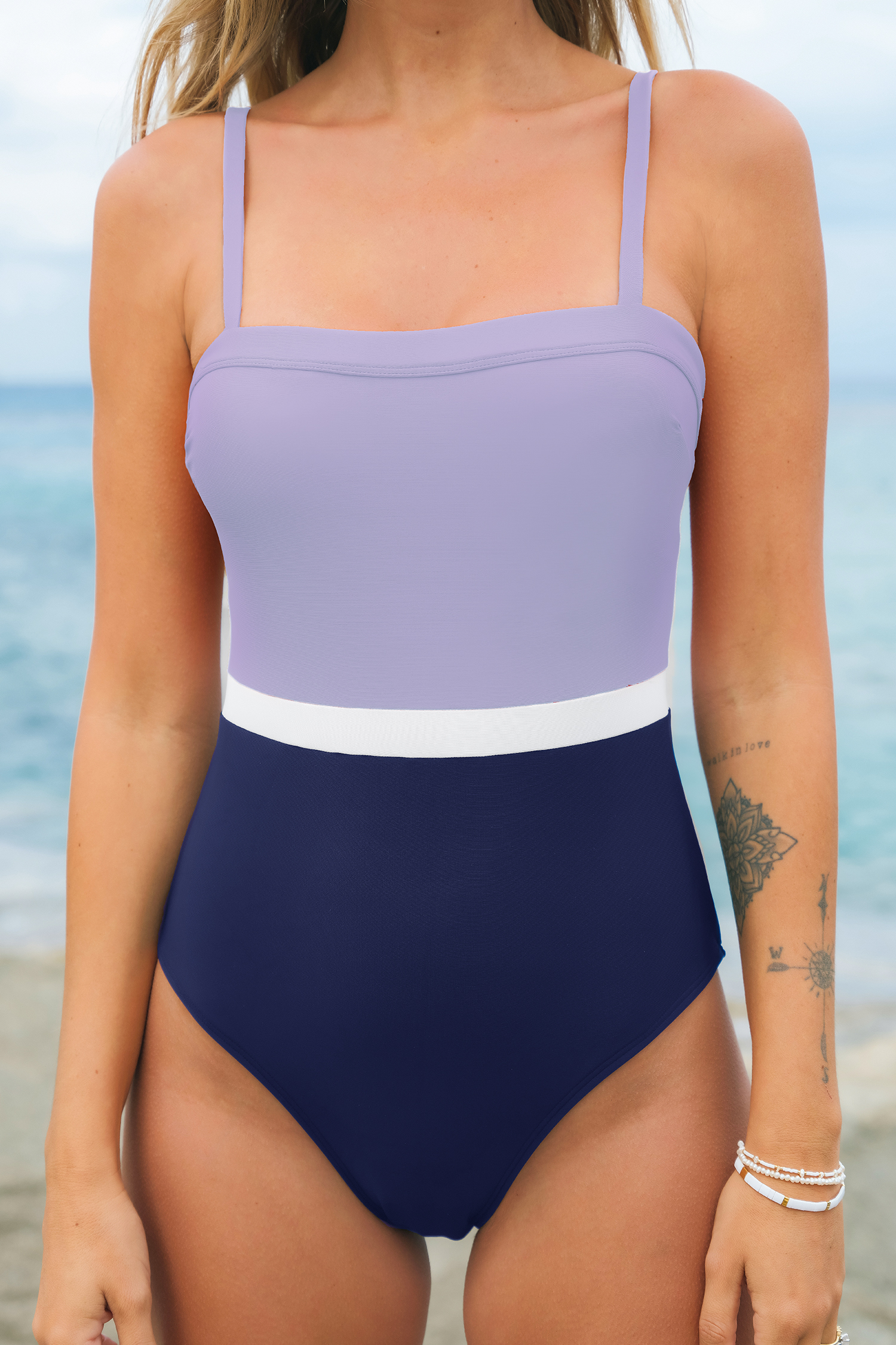 Maillot de bain une pièce à bloc de couleur bleu marine et violet