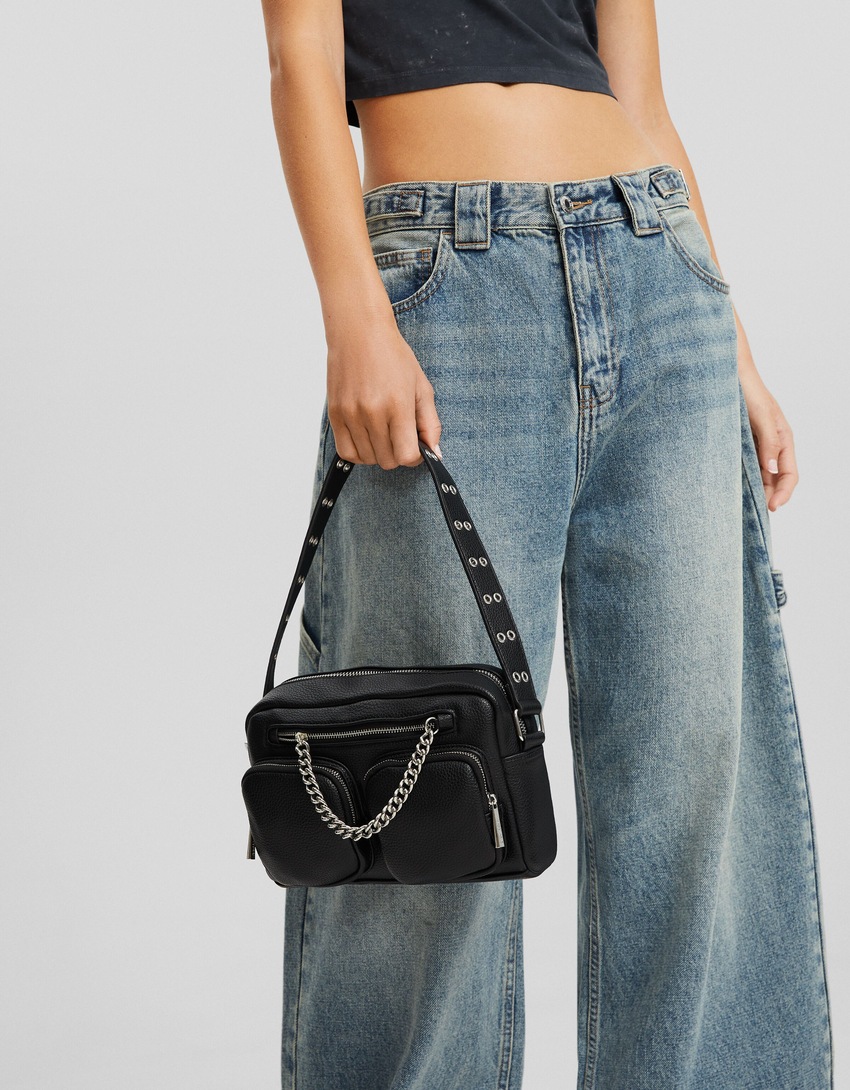 Bolsa transversal multifuncional com corrente e bolsos.