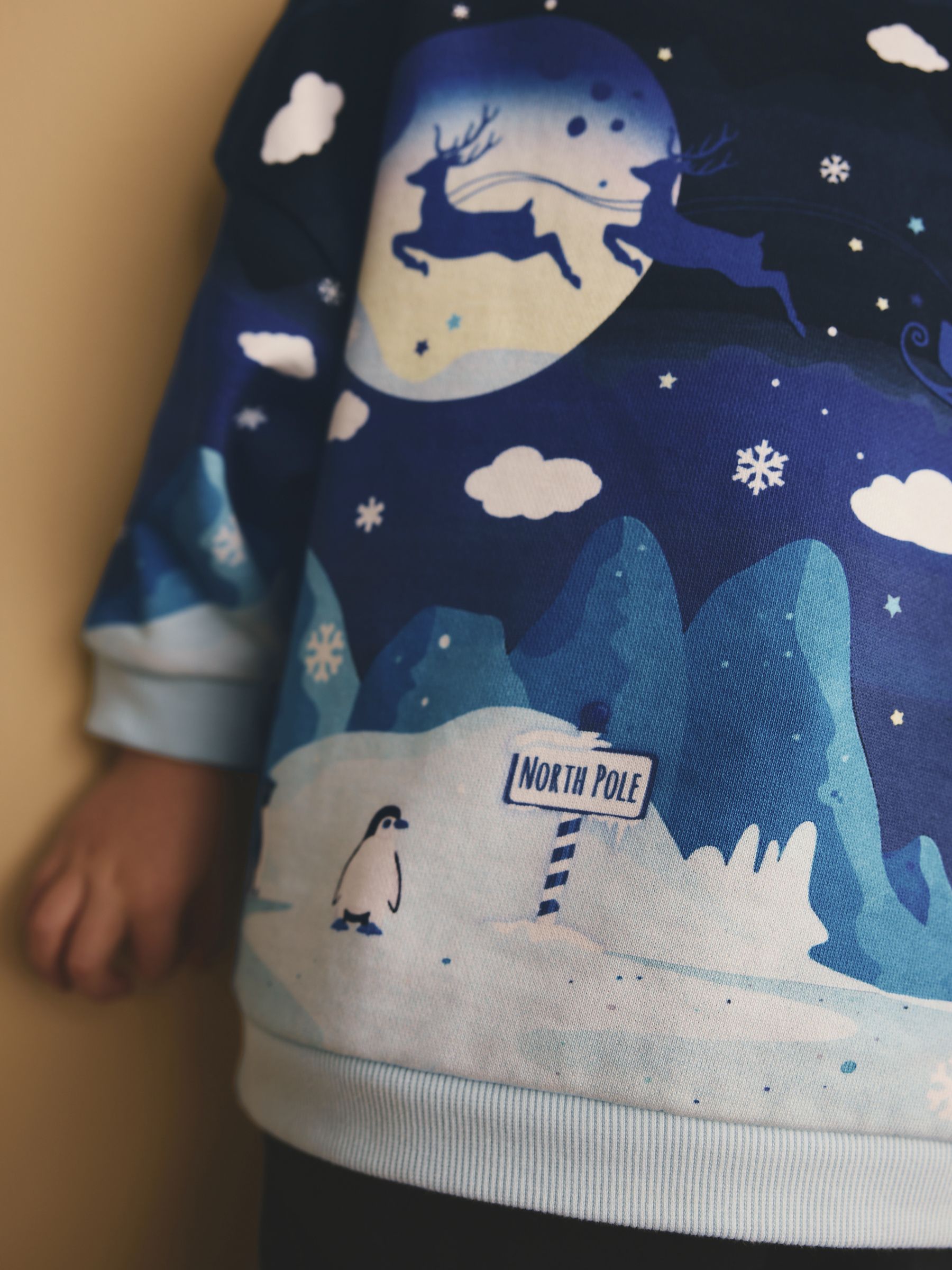 Marineblauw rendiertafereel - Kerstsweatshirt met ronde hals van 100% katoen (3 mnd - 7 jr)
