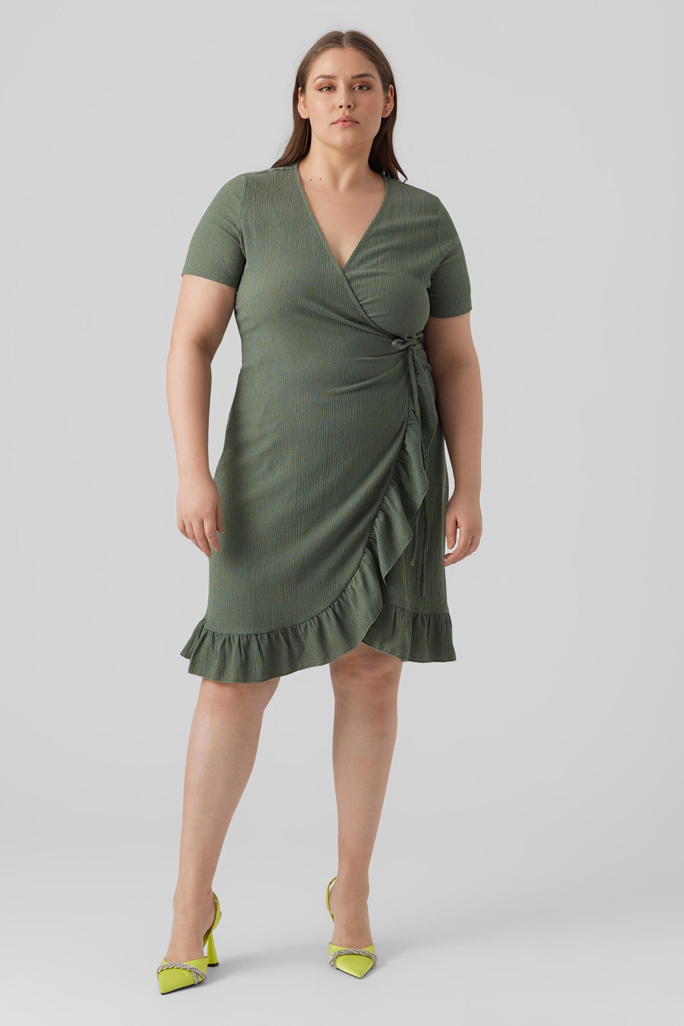 Vestido curto cruzado com salto alto - Verde