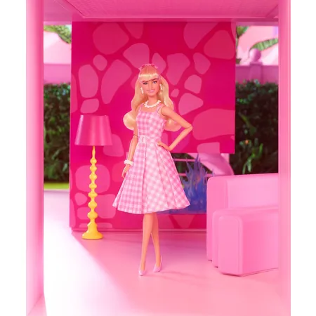 Barbie Signature The Movie, Margot Robbie als Barbie Puppe zum Film im rosa-weißen Karo-Kleid