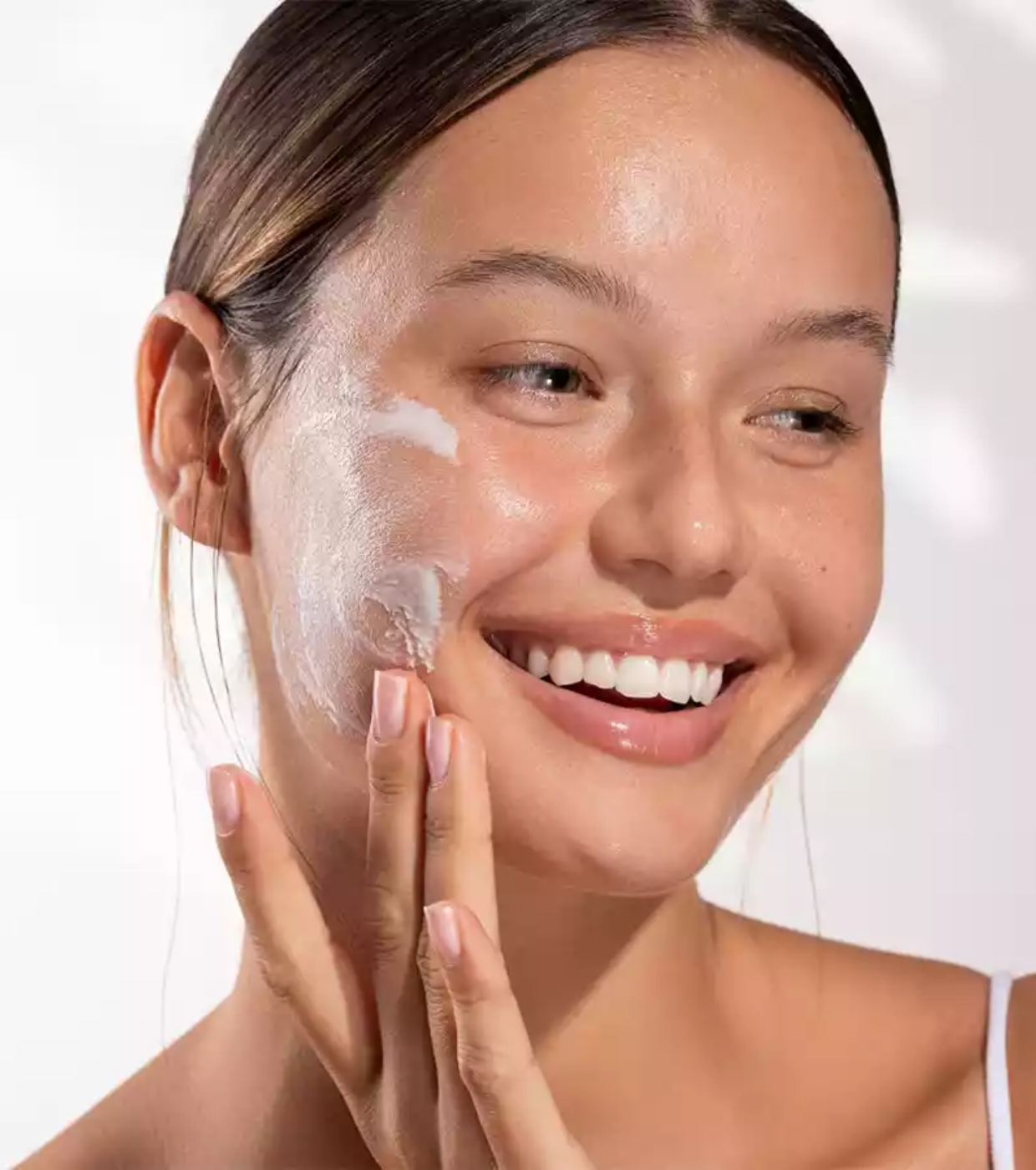 Bielenda - *Glaze & Glow* - Essência facial em textura leitosa