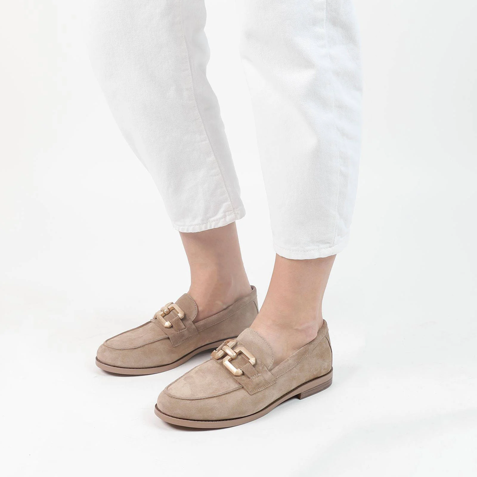 Manfield suède loafers met gesp beige