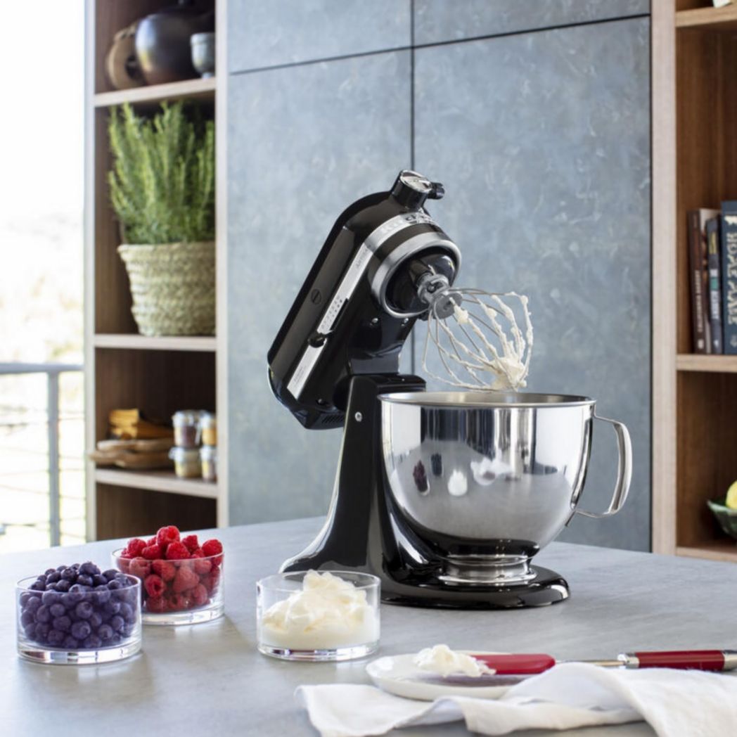 Robot pâtissier multifonction KitchenAid Artisan à tête inclinable avec 4 accessoires et bol de 4,8 L | Crème