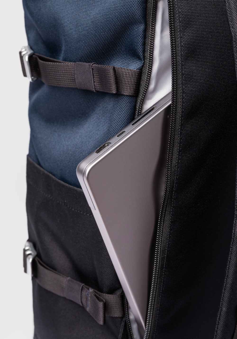 Sandqvist Rucksack Icon Rolltop Backpack L Multi Black/Navy With Black Leather