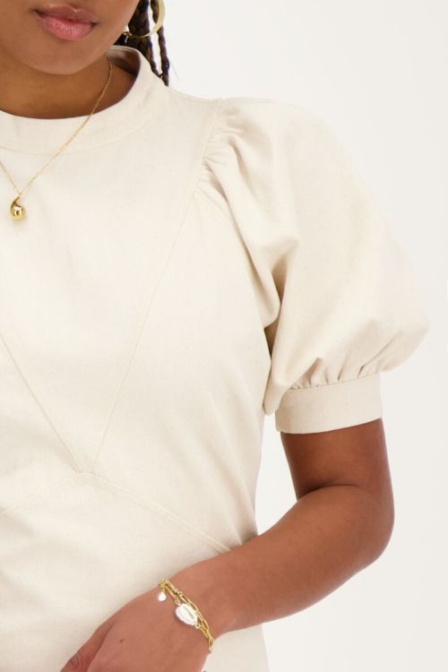 Beige jurk met pofmouwen en linnen look