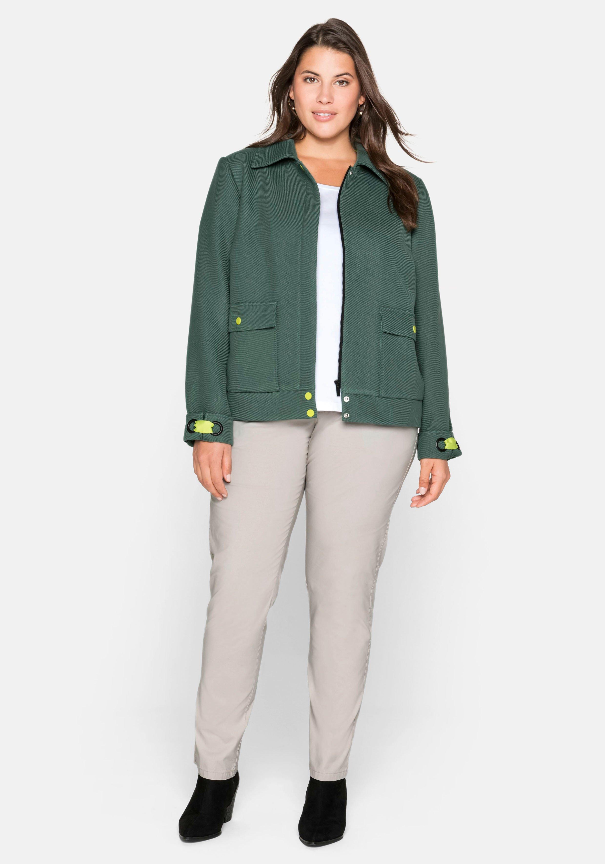 Jacke mit breitem Kragen und Kontrastdetails