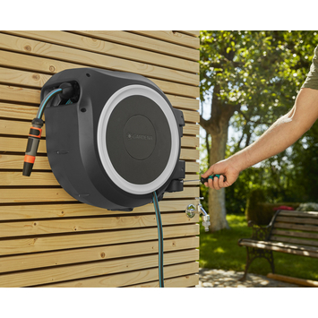 Gardena wandslangenbox Roll Up 35 meter grijs/wit incl. tuinspuit