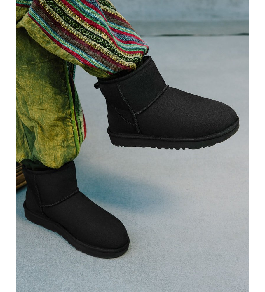 Botas de cano curto UGG Classic Mini II em couro, pretas