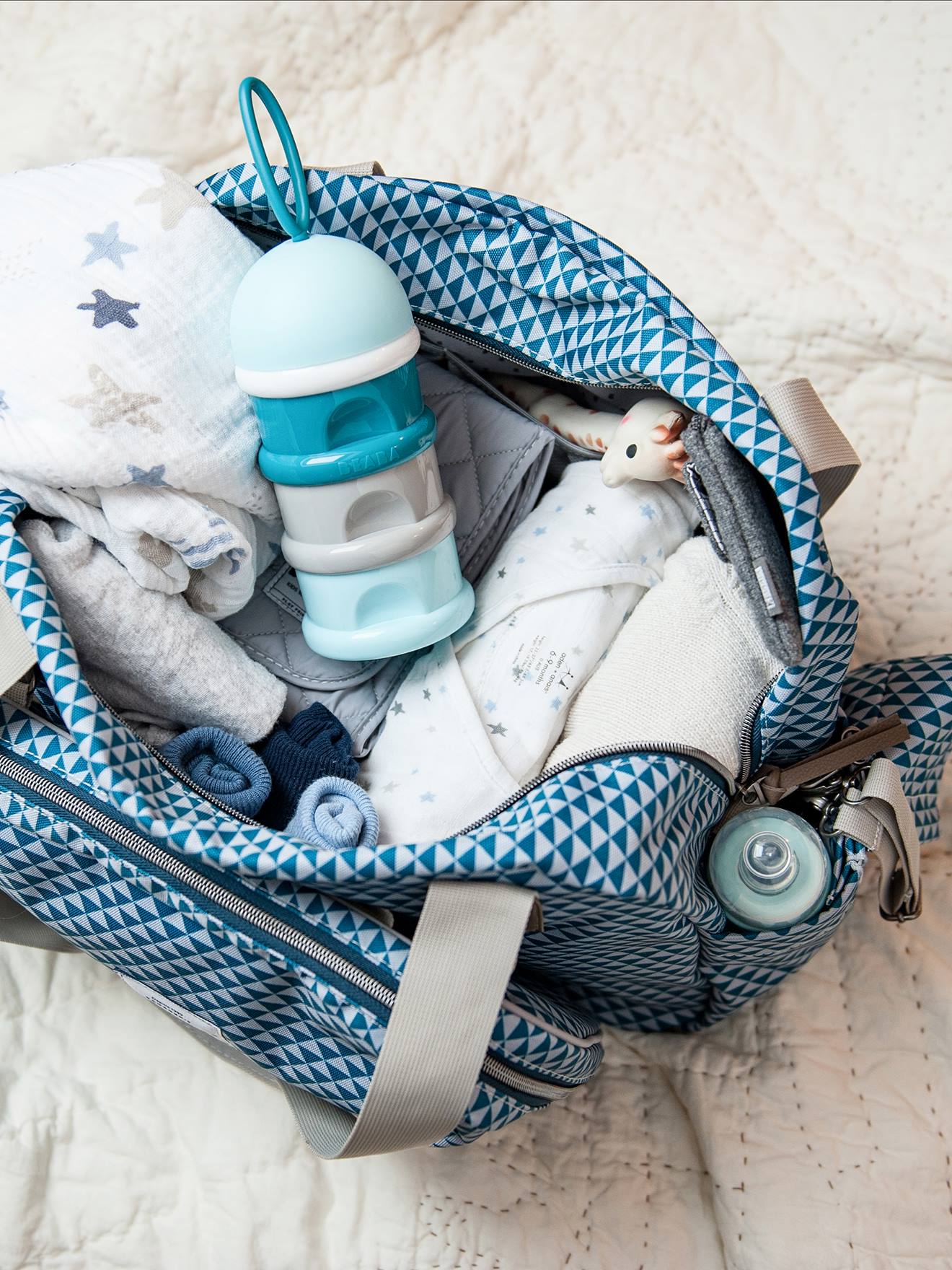 Bolsa de maternidade BEABA Genève II com estampa de triângulos azuis/