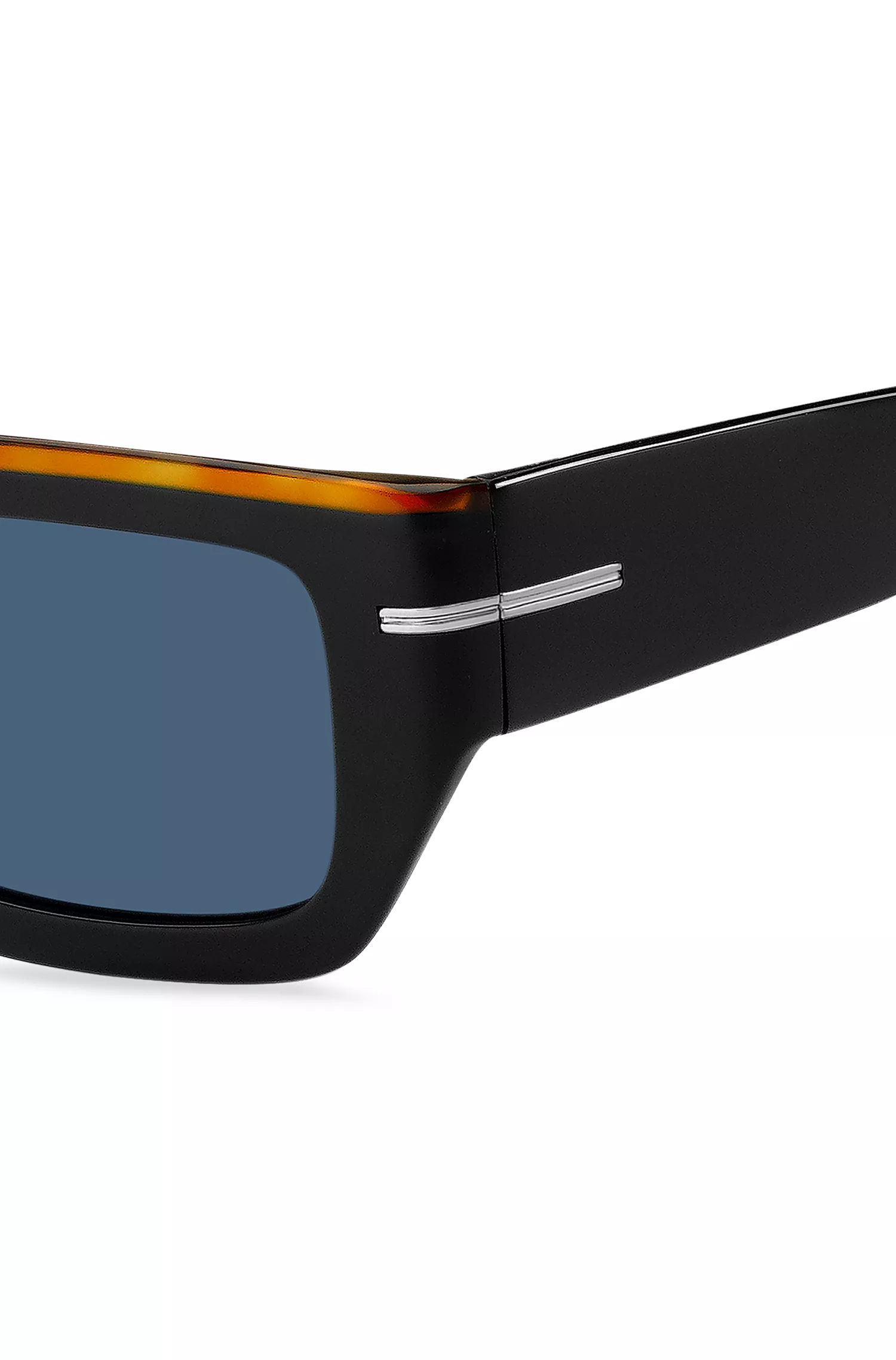 Óculos de sol BOSS em acetato preto com detalhes coloridos.
