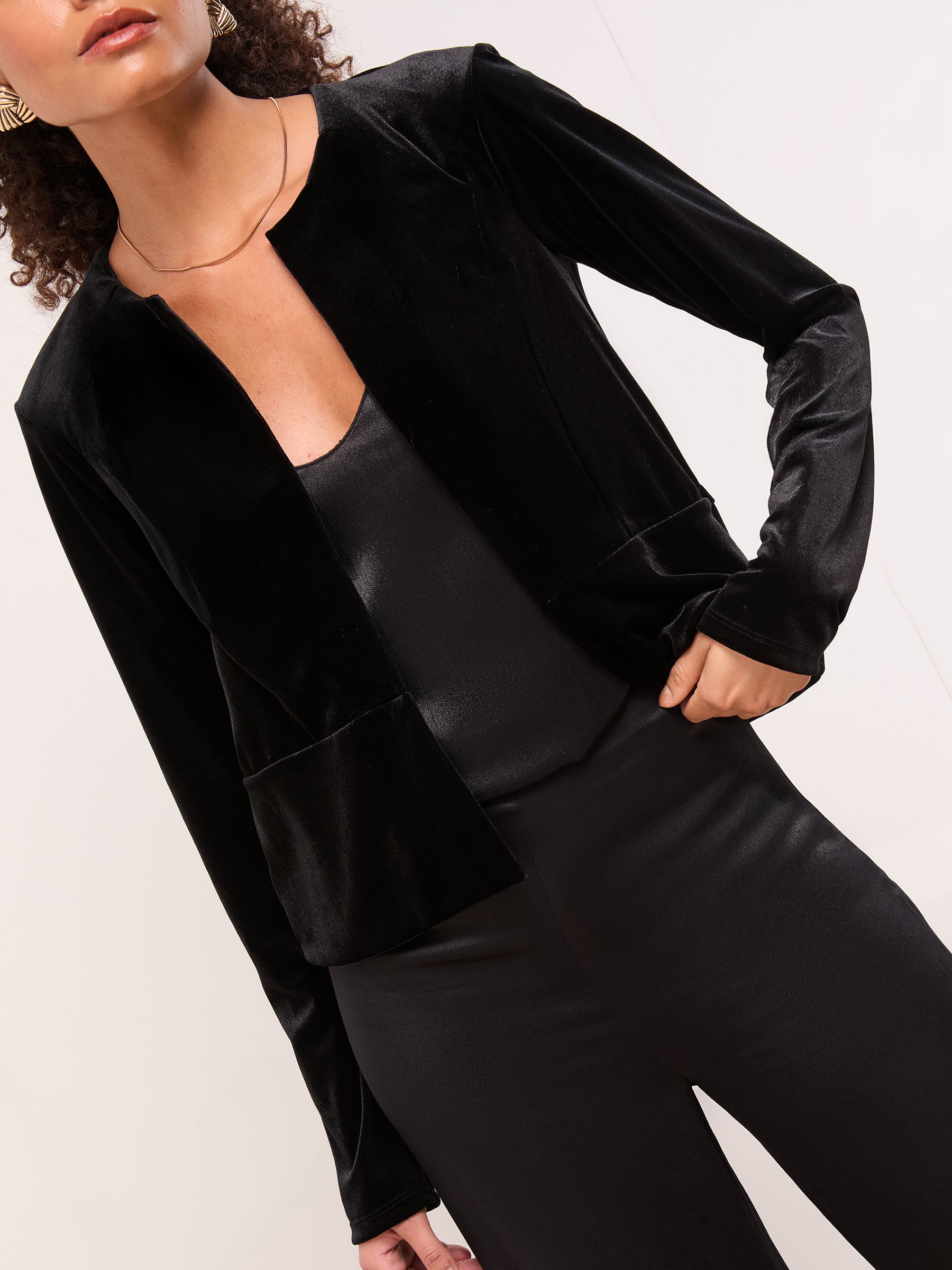 Zwart fluweel - Lipsy - Kraagloze korte blazer